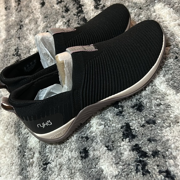 Echo Knit Slip On Sneaker - Picture 7 of 9